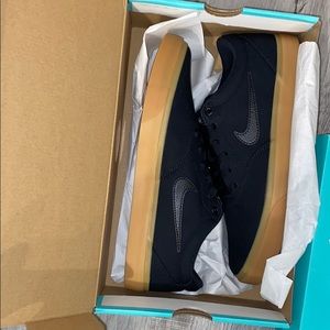 NIKE SB BLACK SNEAKERS